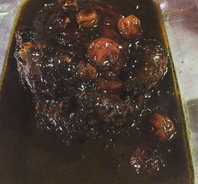 خوراک مجلسی و لذیذ گوشت در سس تیره غلیظ، همراه با میوه های خشک، یک انتخاب عالی از منوی فست فود خانه کوچک. طعمی دلنشین و خانگی.