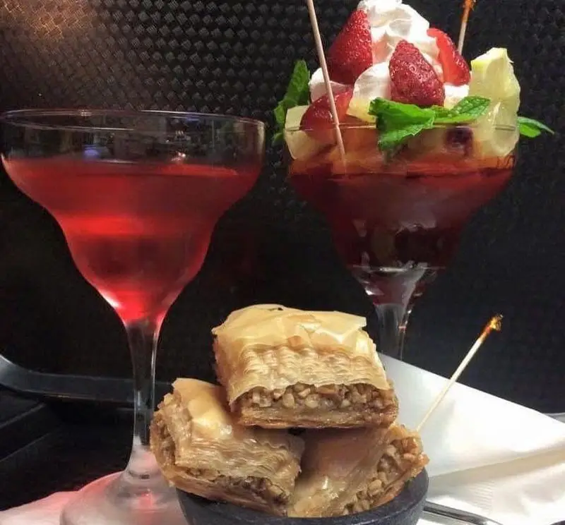 رستوران بی بی گل: باقلوا، دسر میوه ای توت فرنگی و نوشیدنی کوکتل. طعم های شیرین و تازه برای تجربه ای بی نظیر و به یاد ماندنی.