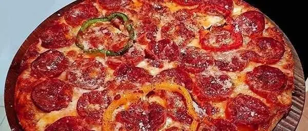 تصویری از پیتزای پپرونی داغ و خوشمزه برگر بیک با فلفل دلمه سبز و زرد، گزینه‌ای عالی برای تجربه طعمی بی‌نظیر و لحظاتی دلپذیر.