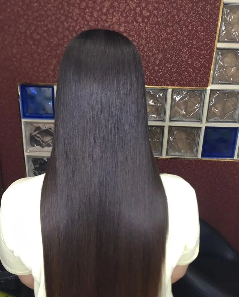موهای بلند، صاف و ابریشمی مشتری در سالن زیبایی یاسمن. نتیجه بینظیر خدمات تخصصی کراتین و احیای موی ما را ببینید.