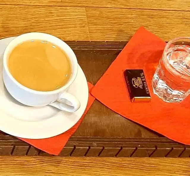 نوشیدنی گرم دلپذیر، شکلات تلخ آی سودا ۵۵% کاکائو و آب خنک در فضایی دلنشین سفره خانه سنتی ماندگار.