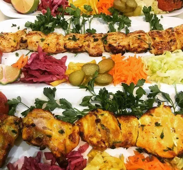 جوجه کباب اصیل ایرانی سفره خانه سنتی ماندگار شامل جوجه کباب با استخوان و سینه مرغ، سرو شده با مخلفات متنوع و خوش‌رنگ. بهترین انتخاب برای یک وعده شاهانه.