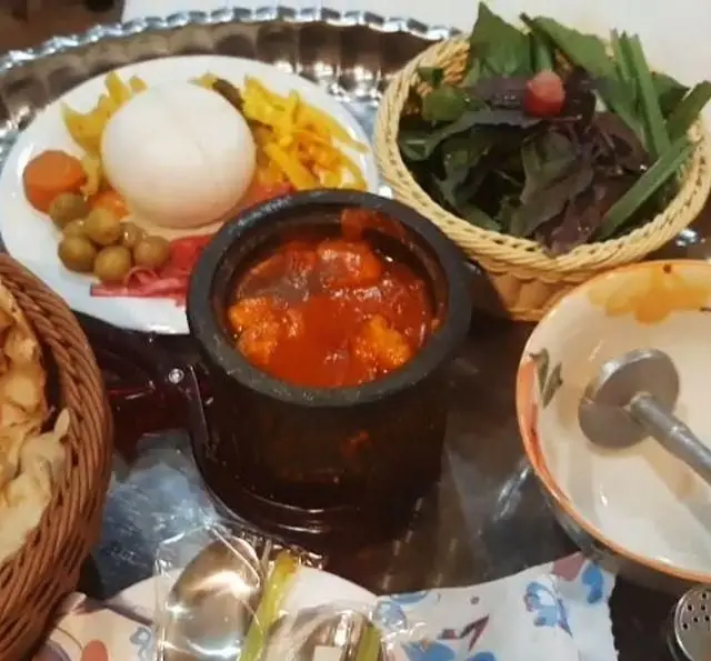 میز غذای سنتی آبگوشت دیزی سفره خانه ماندگار با برنج قالبی، سبزی خوردن تازه، نان داغ، زیتون و ترشی. لذت غذای اصیل ایرانی.