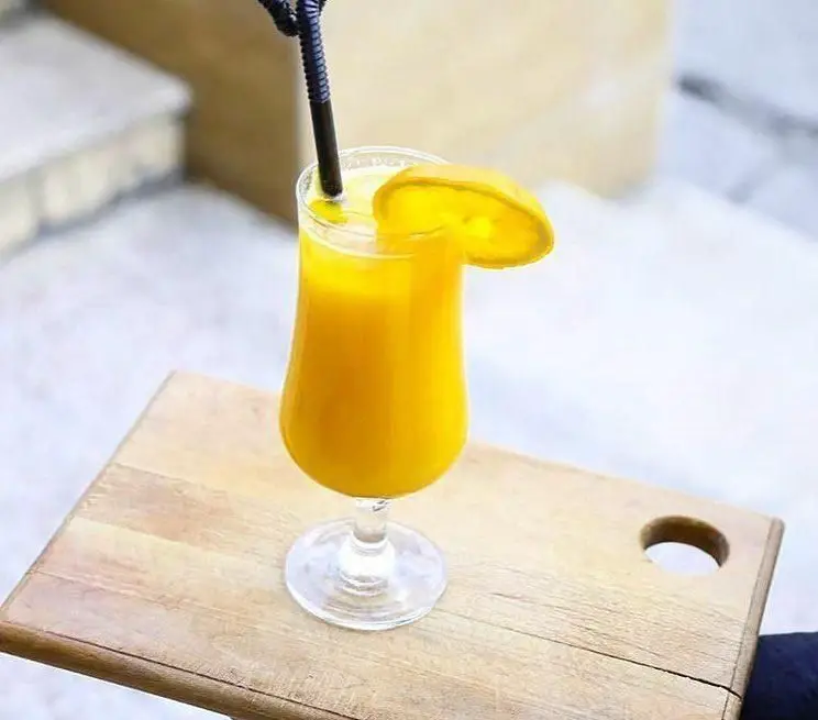 آب پرتقال تازه و طبیعی سرو شده در کافی شاپ موروکو؛ یک نوشیدنی خنک و پرانرژی برای روزهای گرم. با کیفیت عالی و طعم بی‌نظیر.