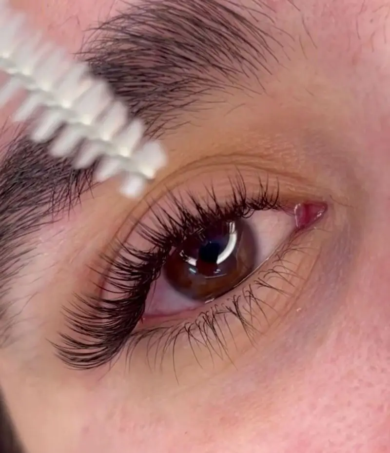 آموزش اکستنشن مژه، لیفت مژه و ابرو مریم صادقی: خدمات تخصصی و آموزش حرفهای در زمینه زیبایی مژه و ابرو.