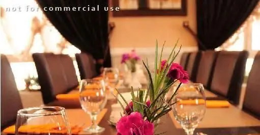 فضای داخلی لوکس و میز چیده شده در رستوران فرنگی ارکیده طلایی، آماده پذیرایی از مهمانان برای تجربه غذایی دلپذیر و خاطره‌انگیز.