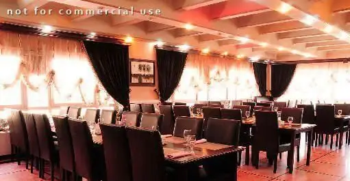 سالن غذاخوری بزرگ و لوکس رستوران فرنگی ارکیده طلایی، با نورپردازی گرم و چیدمان منظم میزها، محیطی دلنشین برای صرف غذا.