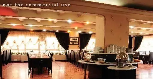 فضای داخلی شیک رستوران فرنگی ارکیده طلایی با چیدمان زیبای میز و صندلی‌ها، پنجره‌های بزرگ و بوفه سلف سرویس جذاب.