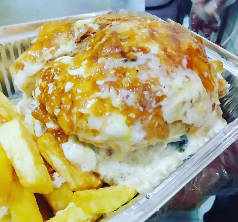 غذای خوشمزه و پر سس پیتزا هات شهرک غرب با پنیر فراوان و سیب زمینی سرخ کرده، انتخابی عالی برای وعده شما.