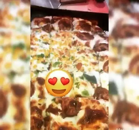 پیتزای لذیذ و پرطرفدار پیتزا هات شهرک غرب با برش‌های مربعی و دو طعم جذاب (میکس ذرت و سوسیس)، مناسب دورهمی‌ها و سفارش آنلاین در شهرک غرب.