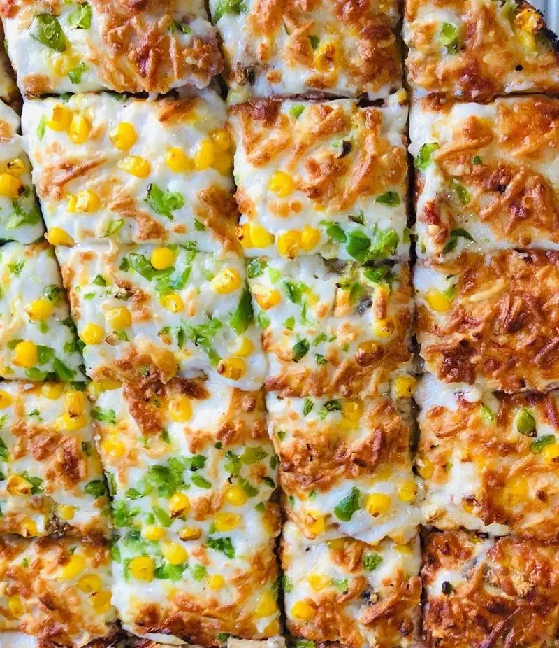 اسلایس‌های پیتزای ذرت و سبزیجات تازه و پنیر آب شده، مخصوص پیتزا هات شهرک غرب تهران. بهترین انتخاب برای غذای سریع و خوشمزه.