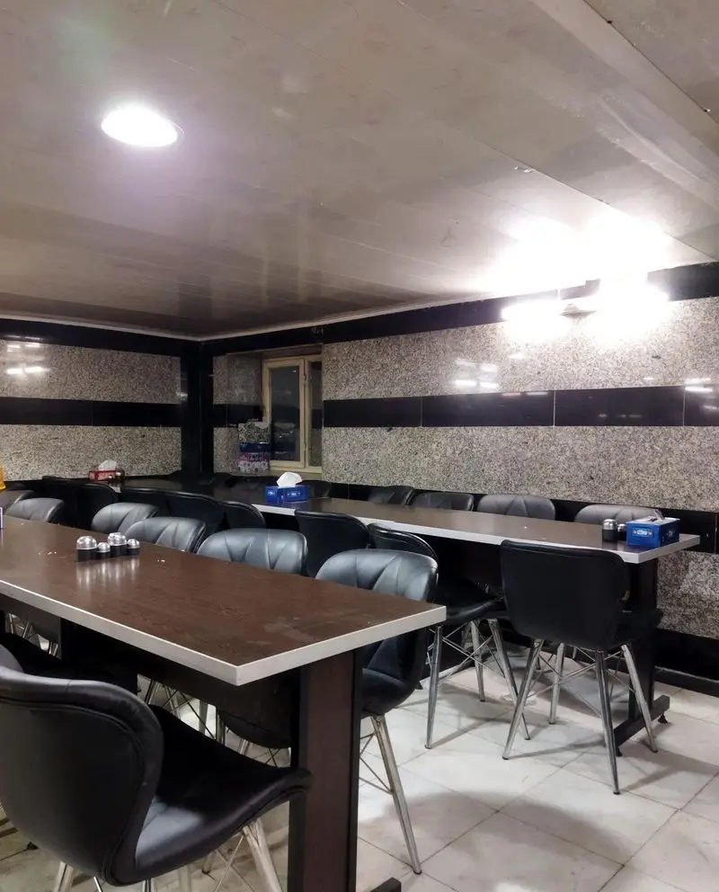 فضای داخلی رستوران حاتم، با چیدمان منظم میز و صندلی‌های راحت و دکوراسیون دلنشین، آماده پذیرایی از مشتریان گرامی.