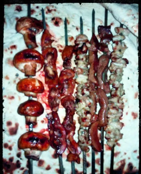 انواع سیخ‌های کباب جگر بره، دل، قلوه و قارچ تازه در قصر جگر بره طلایی. آماده کباب شدن برای طعم لذیذ.