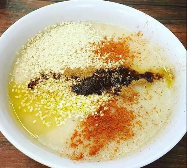 مواد اولیه آش نیکوصفت: کنجد، ادویه‌های معطر (دارچین، فلفل)، خرما یا رب انار و روغن آماده طبخ آش و حلیم خوشمزه