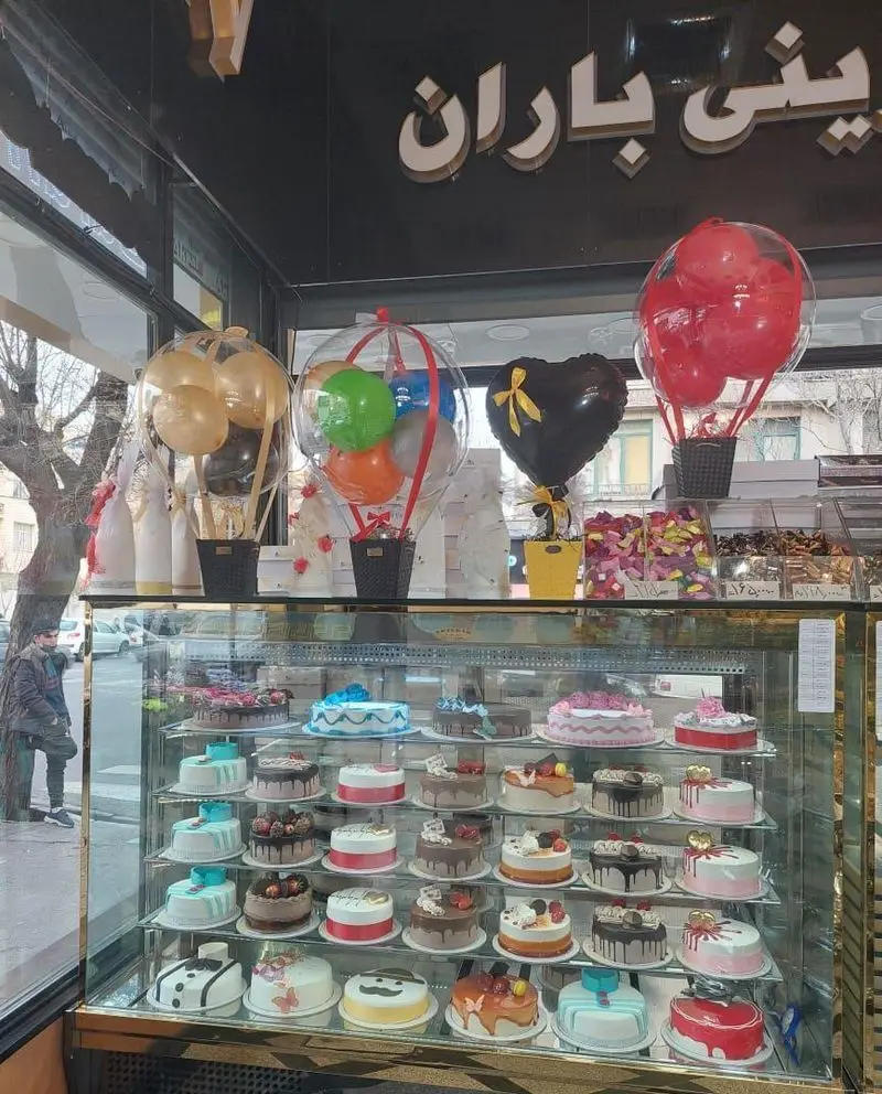 شیرینی فروشی باران: ویترین پر زرق و برق با تنوع بی‌نظیری از کیک‌های تازه، دسرها و شیرینی‌های مخصوص مجالس و اعیاد با دیزاین خلاقانه.