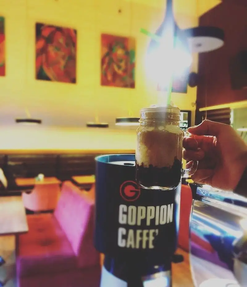 لذت نوشیدن قهوه سرد گوپیون با خامه و استراو سبز در کافه لند؛ فضایی دلنشین و دنج برای تجربه ای به یادماندنی از کافه گردی.