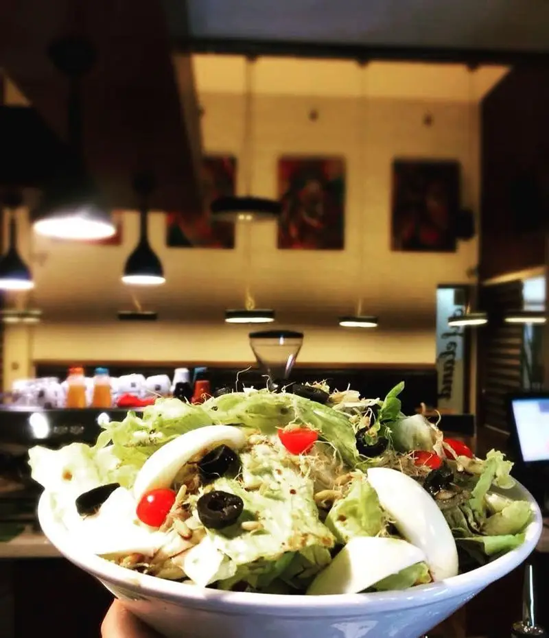 سالاد فصل تازه و خوشرنگ کافه لند شامل کاهو، زیتون، گوجه گیلاسی، تخم‌مرغ و دانه. انتخابی سالم و دلچسب در فضای دنج و مدرن کافه.