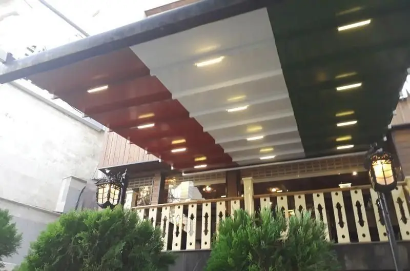 نمای بیرونی جذاب رستوران پیتزا پاستا استیک با سایبان سه‌رنگ (قرمز، سفید، سبز) و نورپردازی مدرن بالای ورودی، فضایی دلنشین برای مشتریان.