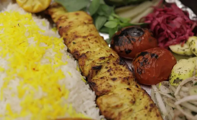 عکس یک پرس چلوکباب جوجه خوش طعم با برنج زعفرانی، گوجه کبابی، پیاز، سبزیجات و لیمو از رستوران سنتی شهر افتاب.