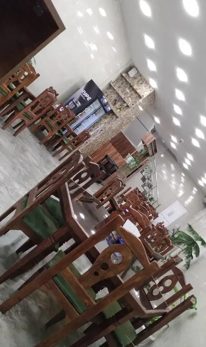 فضای داخلی رستوران سنتی شهر آفتاب با میز و صندلی‌های چوبی اصیل، دکوراسیون دلنشین و محیطی آرام برای تجربه غذای ایرانی.