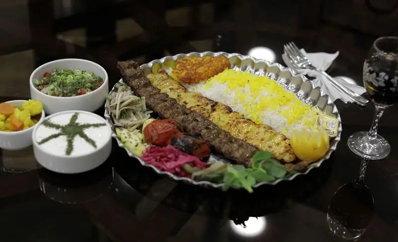 چلو کباب کوبیده و جوجه در رستوران سنتی شهر آفتاب به همراه سالاد، ماست و خیار و ترشی؛ تجربه غذای اصیل ایرانی.