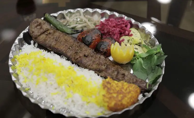 کباب کوبیده اعلا رستوران سنتی شهر آفتاب با چلو زعفرانی، گوجه کبابی، پیاز، ترشی و سبزیجات تازه، طعم اصیل غذای ایرانی.