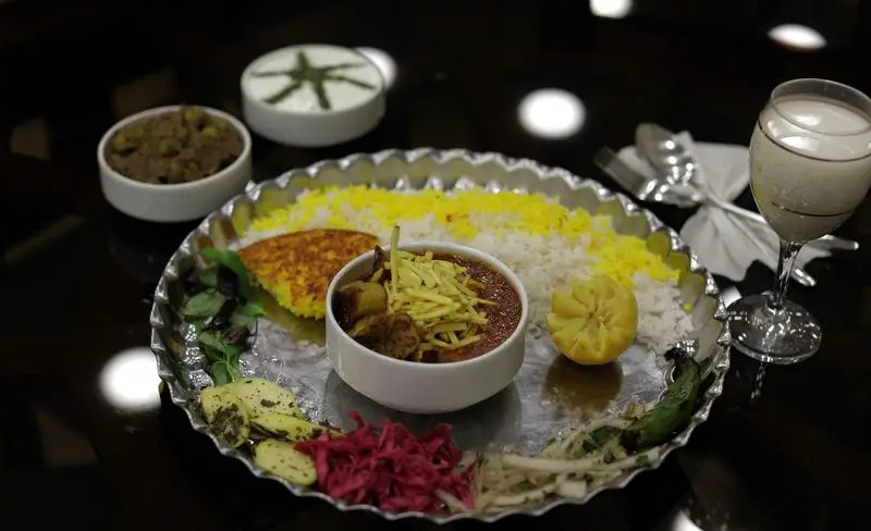 غذای سنتی ایرانی رستوران شهر آفتاب: چلو خورشت، ته دیگ، ماست و دوغ همراه با مخلفات متنوع. تجربه‌ای اصیل و لذیذ.