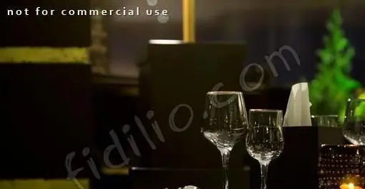 تصویری از میز شام لوکس در رستوران فرنگی رمان، با لیوان های شراب و دکوراسیون داخلی شیک و فضای رمانتیک آماده پذیرایی.