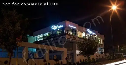 رستوران فرنگی رمان در شب با تابلوی نئونی و نورپردازی دلنشین، نمای بیرونی یک مکان دنج و مدرن برای شام و مهمانی‌های خاص.