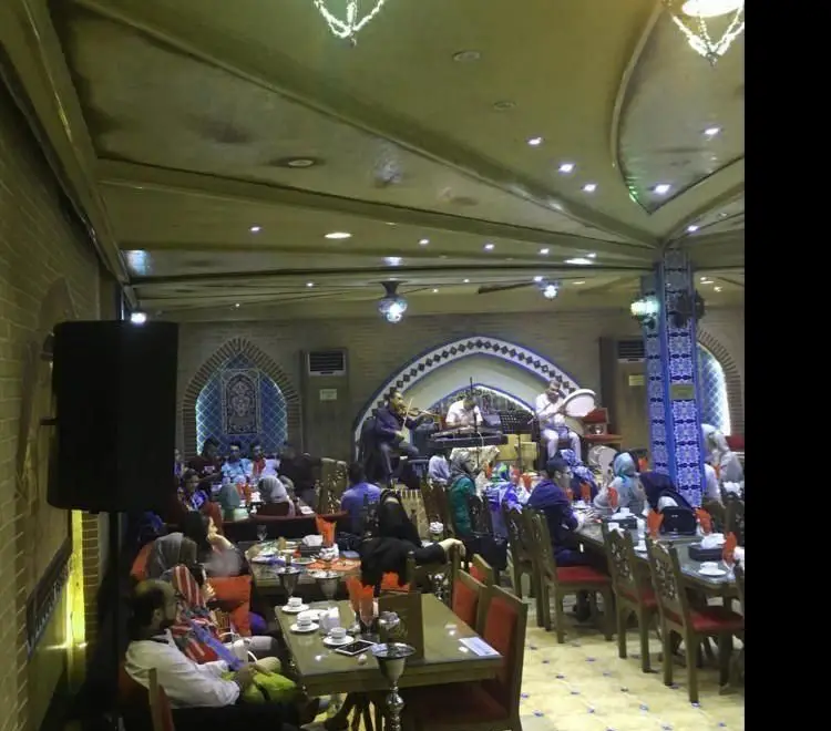 مهمانان در رستوران سنتی فرنگی باران، در کنار لذت بردن از فضای دلنشین و دکوراسیون زیبا، به تماشای اجرای موسیقی زنده مشغولند.