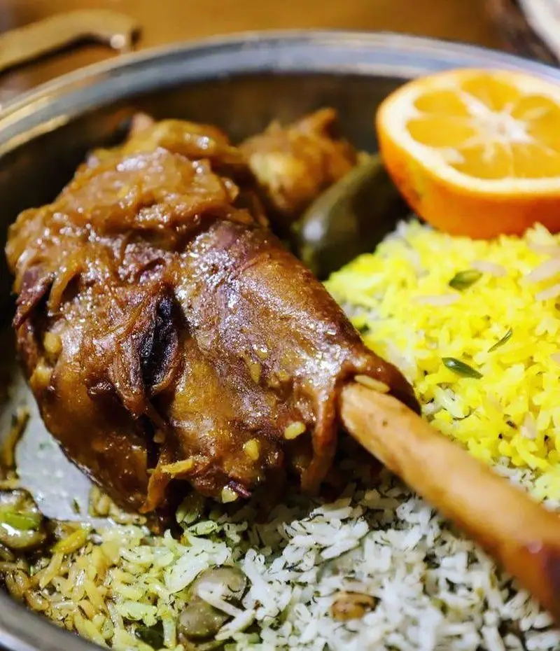 ماهیچه گوسفندی آبدار و خوش‌عطر رستوران پیاله، همراه با باقالی پلو و برنج زعفرانی، تجربه‌ای اصیل از غذای ایرانی.