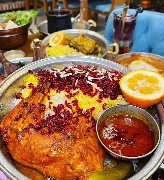 غذای لذیذ زرشک پلو با مرغ مخصوص رستوران پیاله، سرو شده با برنج زعفرانی، زرشک فراوان و سس ویژه. تجربه‌ای بی‌نظیر از طعم اصیل ایرانی.