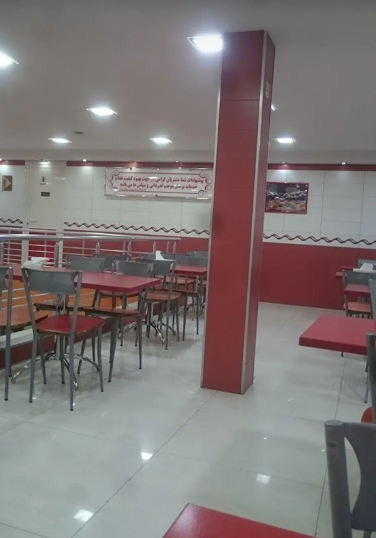 فضای داخلی رستوران فست فود استار برگر با چیدمان میز و صندلی‌های تمیز قرمز و نقره‌ای، محیطی دنج و ایده‌آل برای لذت بردن از برگر و ساندویچ‌های خوشمزه.