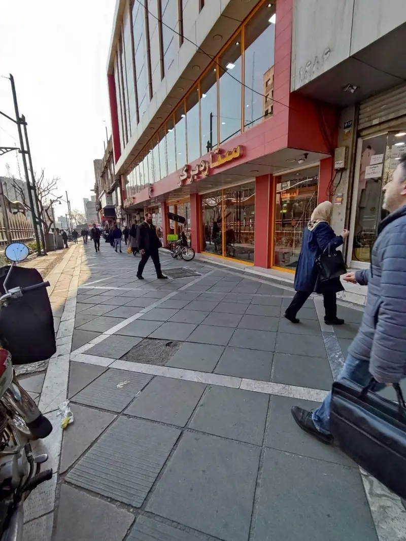 تصویری از نمای بیرونی رستوران استار برگر در خیابانی پرتردد، با ویترین‌های جذاب و مردم در حال عبور و مرور.