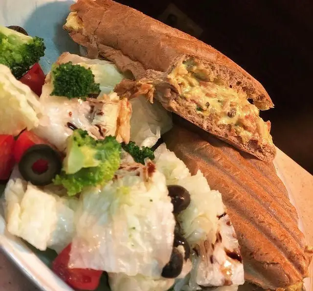 ساندویچ باگت مخصوص کافه تی شن با نان سبوس‌دار و سالاد تازه شامل کاهو، بروکلی، گوجه و زیتون. یک وعده سالم و خوشمزه در کافی شاپ تی شن.