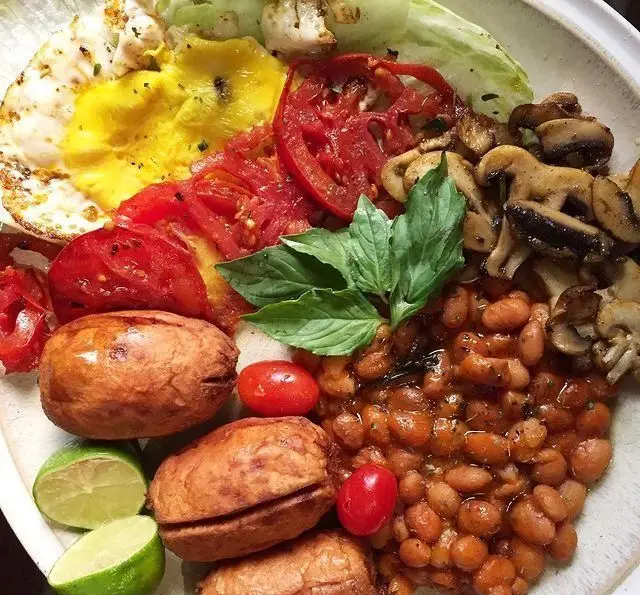 یک بشقاب برانچ خوشمزه و سالم از کافی شاپ تی شن شامل تخم مرغ، گوجه کبابی، قارچ، لوبیا، لیمو و نان محلی. تجربه‌ای دلپذیر.