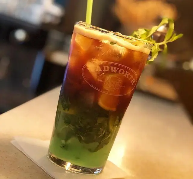 یک نوشیدنی لایه‌ای خنک و دلپذیر از کافی شاپ تی شن، حاوی نعناع، لیمو و آیس تی. طراوت‌بخش برای روزهای گرم تابستان.