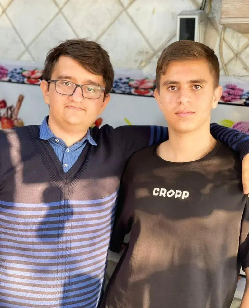 تصویری از دو جوان خوشحال و پرانرژی، نشان‌دهنده شادابی و طراوت. لحظات خاص خود را با نوشیدنی‌های تازه آبمیوه شهریور شیرین کنید.