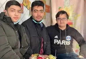 آبمیوه شهریور: سه دوست جوان در حال گپ‌وگفت صمیمی و لذت بردن از نوشیدنی‌های خنک و تازه در فضایی دلپذیر.