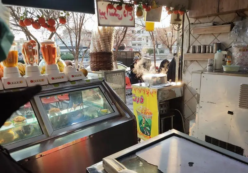 دکه آبمیوه شهریور: ارائه آبمیوه تازه طبیعی (هویج، پرتقال)، بستنی یخی و ذرت گرم مکزیکی در محیطی شاداب و جذاب.