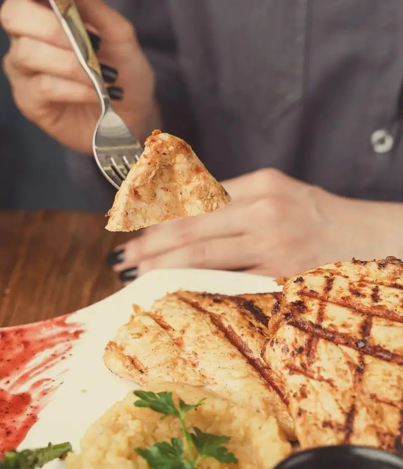 یک وعده غذایی دلچسب و سالم با مرغ گریل شده، سیب زمینی و سس مخصوص در کافه سرای ارغوان. تجربه طعمی فراموش نشدنی.