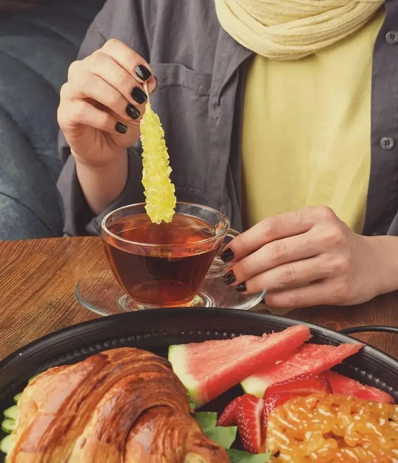 لذت صبحانه در کافه سرای ارغوان: چای گرم با نبات، کروسان تازه، هندوانه، توت فرنگی و شیرینی ایرانی