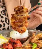 جوجه کباب لذیذ و طلایی رستوران دنده کباب طاق بستان کرمانشاه، همراه با برنج زعفرانی و گوجه کبابی، تجربه‌ای بی‌نظیر از غذای ایرانی.