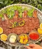 سینی مجلل دنده کباب اصیل طاق بستان کرمانشاه، همراه با کباب کوبیده، سبزیجات تازه، لیمو و سس مخصوص.