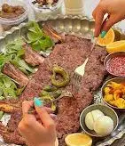 دنده کباب اصیل طاق بستان کرمانشاه با سرویس کامل، سس‌های متنوع و مخلفات تازه. تجربه‌ای بی‌نظیر در رستوران دنده کباب طاق بستان.