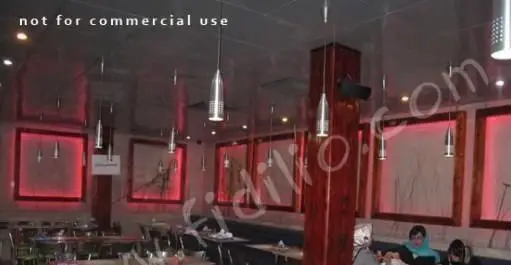 فضای داخلی شیک و مدرن فست فود باگت با نورپردازی جذاب قرمز و چراغ‌های آویز، محیطی دلنشین برای مشتریان