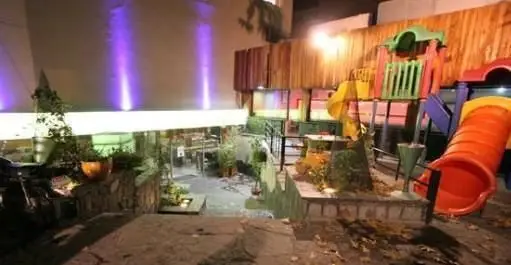 فضای باز دلنشین و مدرن فست فود باگت، دارای زمین بازی مجهز کودکان و نورپردازی جذاب بنفش، ایده‌آل برای تجربه‌ای خانوادگی.