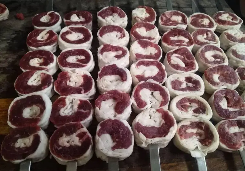 سیخ‌های کباب گوشت و چربی و جگر تازه، آماده برای پخت در جگرسرای نیلوفر. تجربه طعمی اصیل و بی‌نظیر.