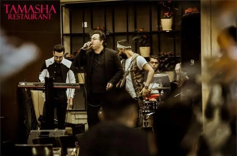 رستوران تماشا، با اجرای زنده موسیقی توسط گروه حرفه ای، شبی به یاد ماندنی همراه با بهترین غذاها.