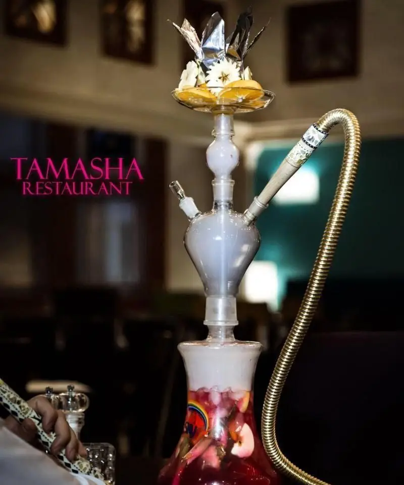 تصویری از قلیان لوکس میوه‌ای در رستوران تماشا، با میوه‌های تازه و فضای دلنشین. بهترین قلیان و طعم‌ها را در رستوران تماشا تجربه کنید.